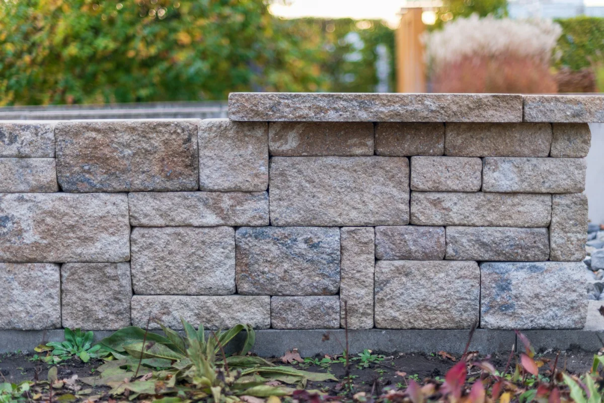 Segmental block retaining wall with a capstone course